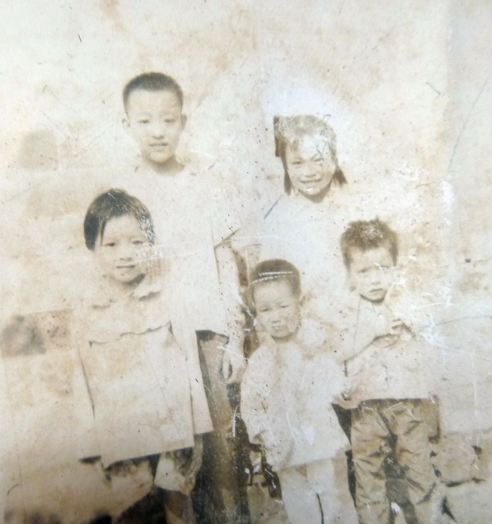 82年连襟（张先东）四个孩子和大儿子合影